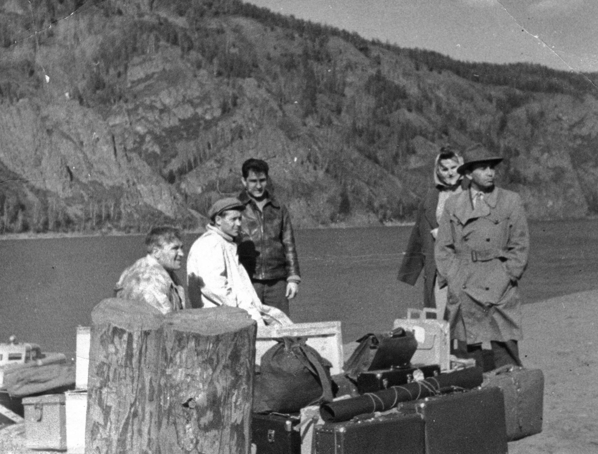 Л. Браславский (на фото справа) и съёмочная группа на озере Балхаш. 1947 год. Фото из личного архива М. Браславской