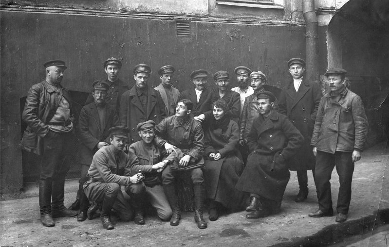 Дзига Вертов (сидит на фото третий слева) и Ольга Тоом (жена Вертова в 1918-1920 гг.) с работниками агитпоезда. 1920 год. Источник фото: ГОСКАТАЛОГ.РФ (№ 10051512).