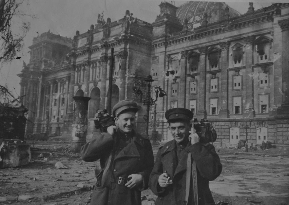 Фронтовые кинооператоры (слева направо): Михаил Ошурков и Семён Шейнин. Берлин. 1945 год. Фото из семейного архива Шейниных.