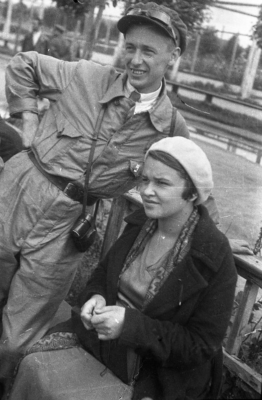 Участник автопробега  Москва-Каракум-Москва Р. Кармен с женой М. Ярославской. 1933 год. Автор фото: Д. Дебабов. 