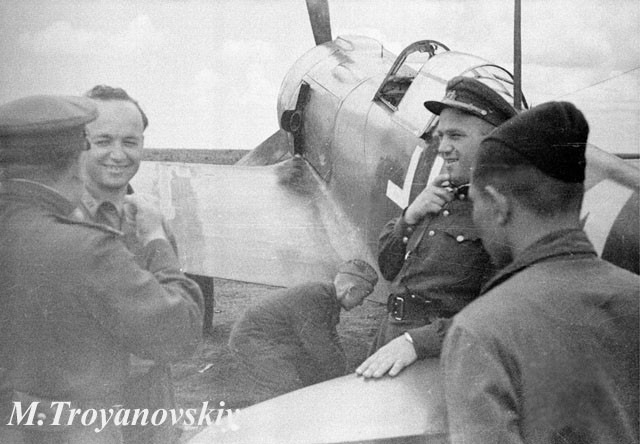 На фото (слева направо): кинооператор Д. Шаламович, командир 3-го истребительного авиационного корпуса, генерал-лейтенант Е.Я. Савицкий. 1943 год.
