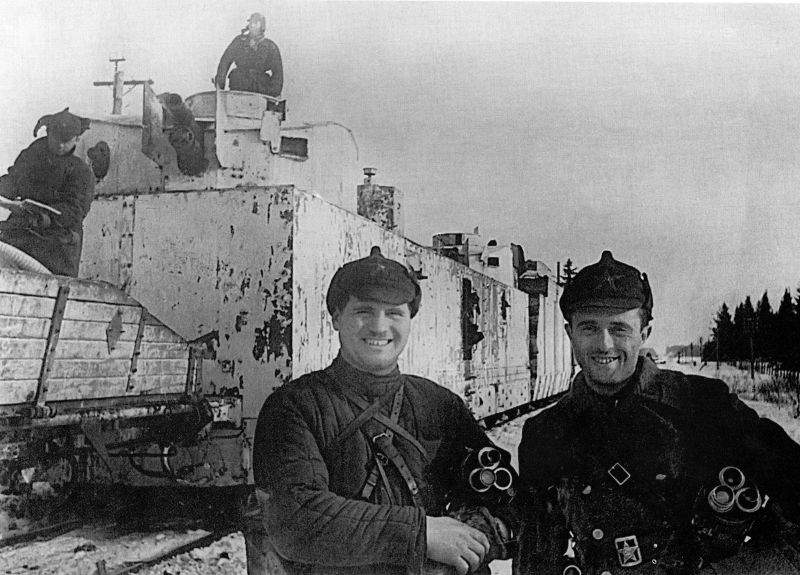 На фото (слева направо): кинооператоры В. С. Ешурин и С. Я. Коган возле бронепоезда во время советско-финляндской войны, а также в Выборге. 1938 – 1940 гг. Автор фото: П. Трошкин. Источник: РГАКФД.