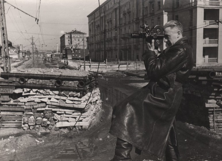 Роман Лазаревич Кармен снимает в блокадном Ленинграде. Весна 1942 года. Источник: ГОСКАТАЛОГ.РФ (№ 4587287).