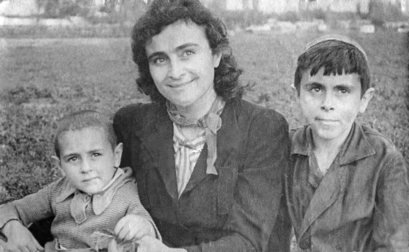 Арша Ованесова с сыновьями: Виктором (слева) и Игорем. 
