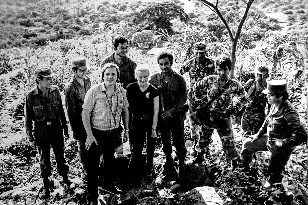 Кинооператор Александр Минаев и режиссер Ирина Свешникова в Никарагуа. 1980 год.