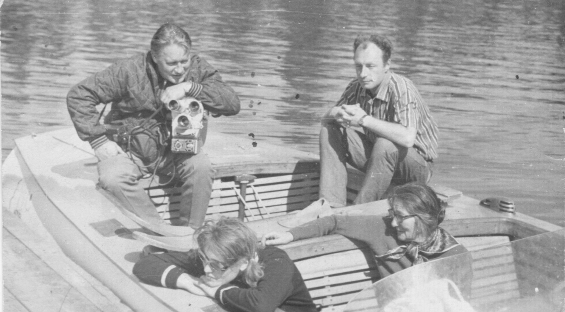 Съёмочная группа фильма на озере Неро. На фото: оператор В. Воронцов (с кинокамерой), Ирина Венжер (справа). 1963 год.
