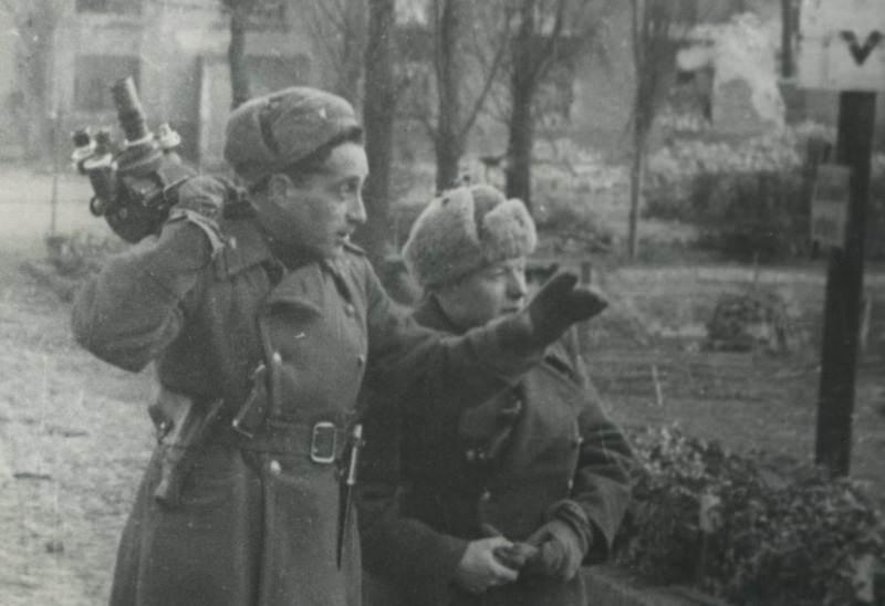 Фронтовые кинооператоры (слева направо): Михаил Посельский и Борис Соколов. Померания. 1945 год. Фото из семейного архива Наталии Венжер.