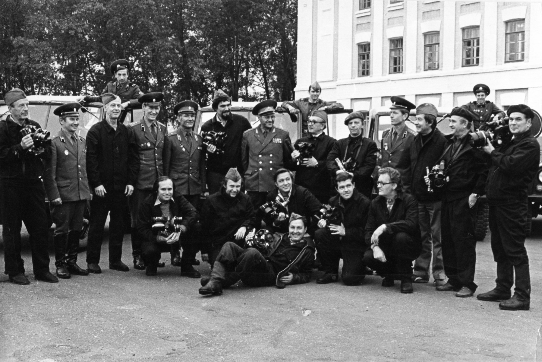Съемочная группа ЦСДФ во время учений «Запад-81». Константин Дурнов с кинокамерой на первом плане (сидит третий слева). Август-сентябрь 1981 года. Фото из личного архива оператора Игоря Осипова.