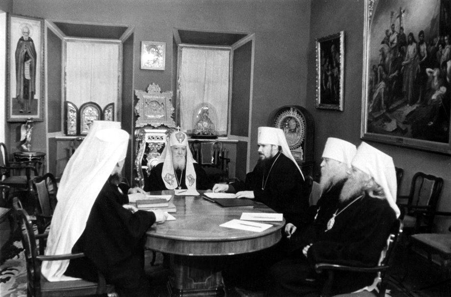 Члены Священного синода в рабочем кабинете святейшего патриарха Пимена (в центре). 1982 год. Автор фото: Г. Завьялов.