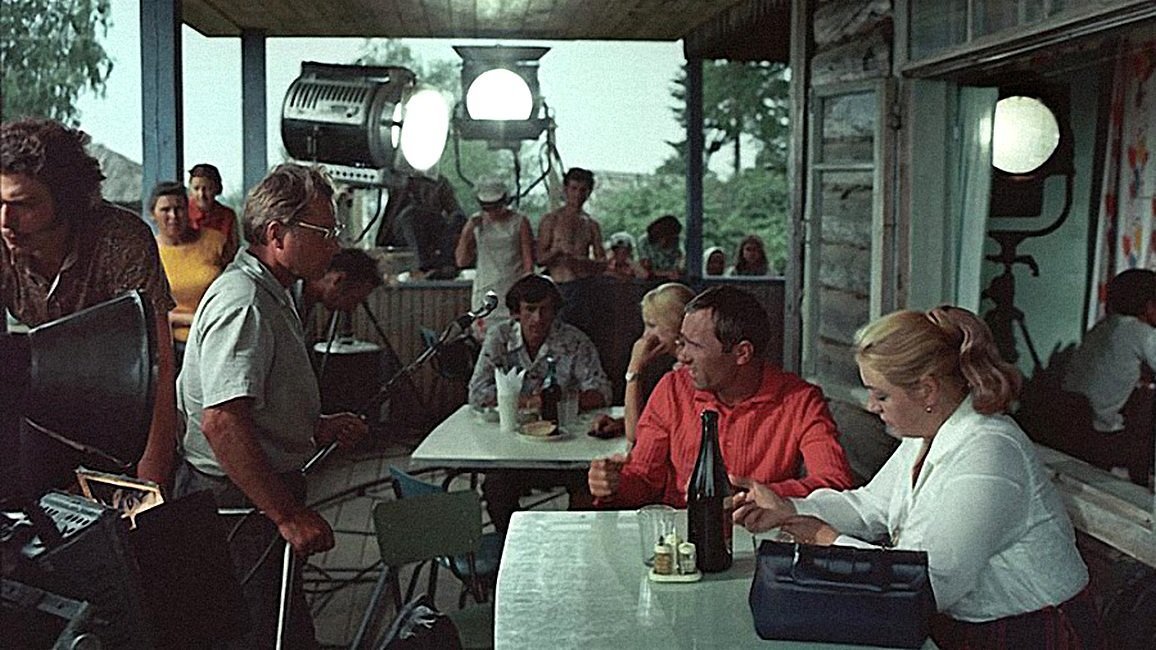 Рабочий момент съемок фильма «Калина красная». Лето 1973 года.