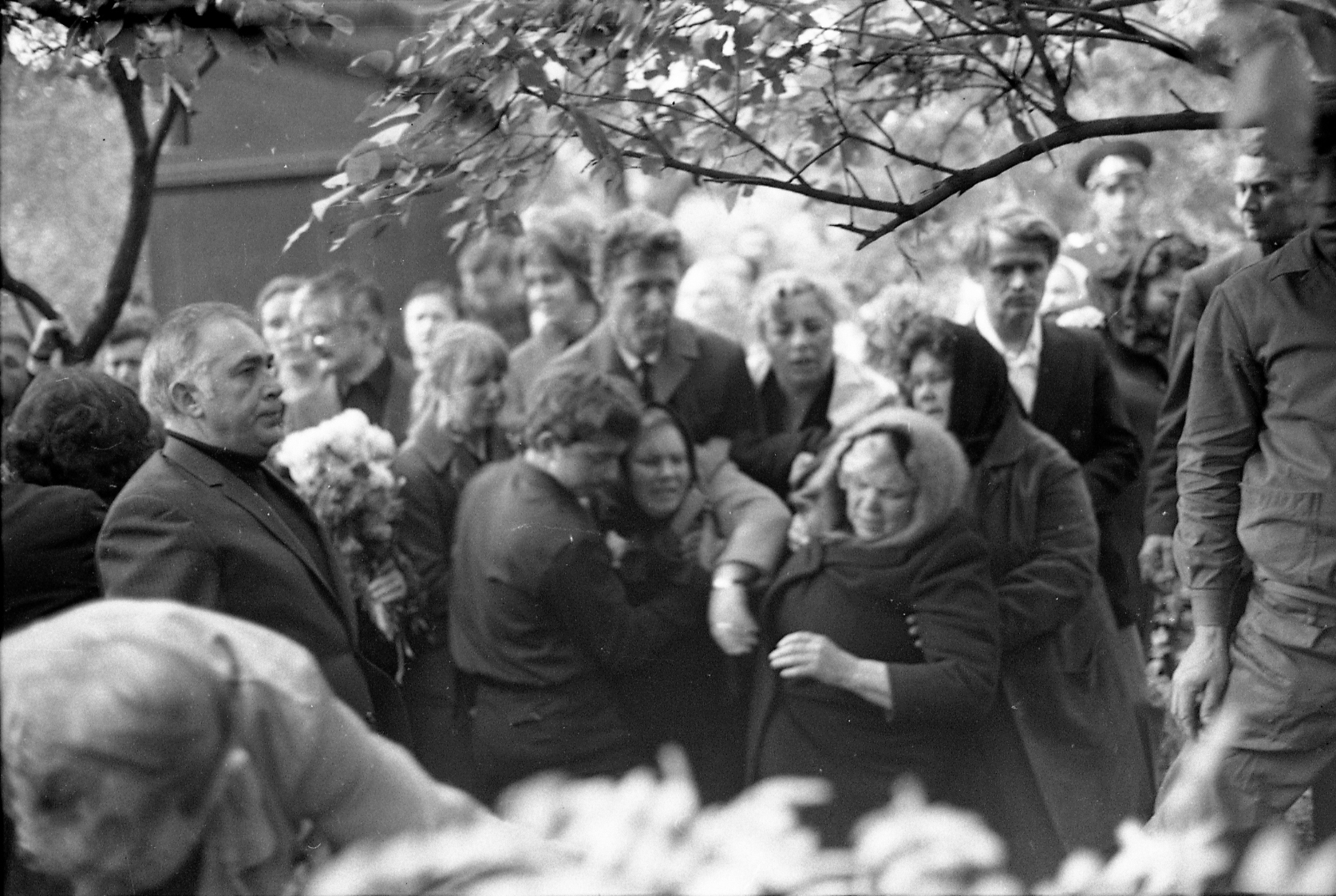 Похороны 7 октября 1974 года в Москве на Новодевичьем кладбище. На фото: Вадим Юсов, Марлен Хуциев, Сергей Никоненко, Александр Саранцев, Ренита Григорьева.