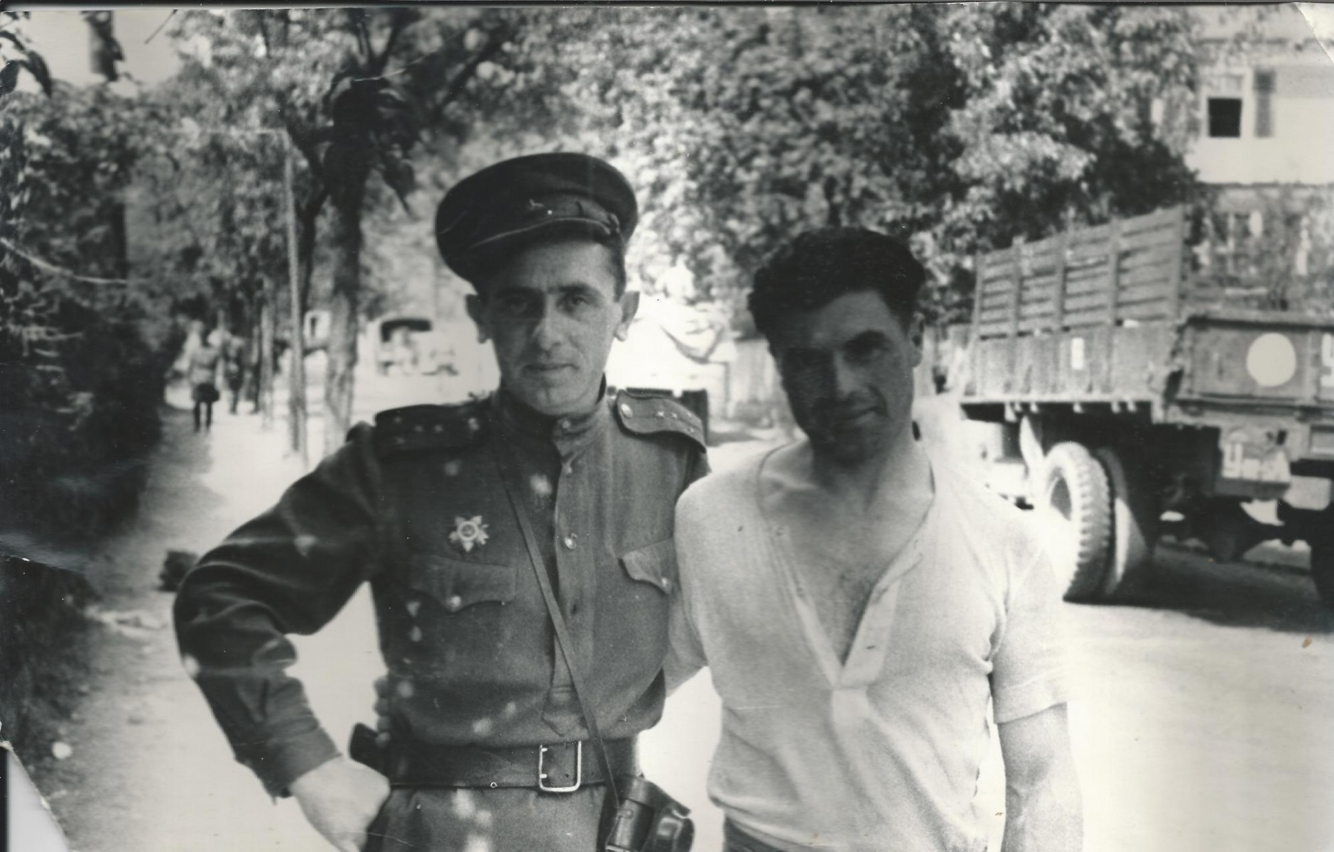 Фронтовые кинооператоры (слева направо): Семен Шейнин и Маматкул Арабов (предположительно). Фото из семейного архива Шейниных.