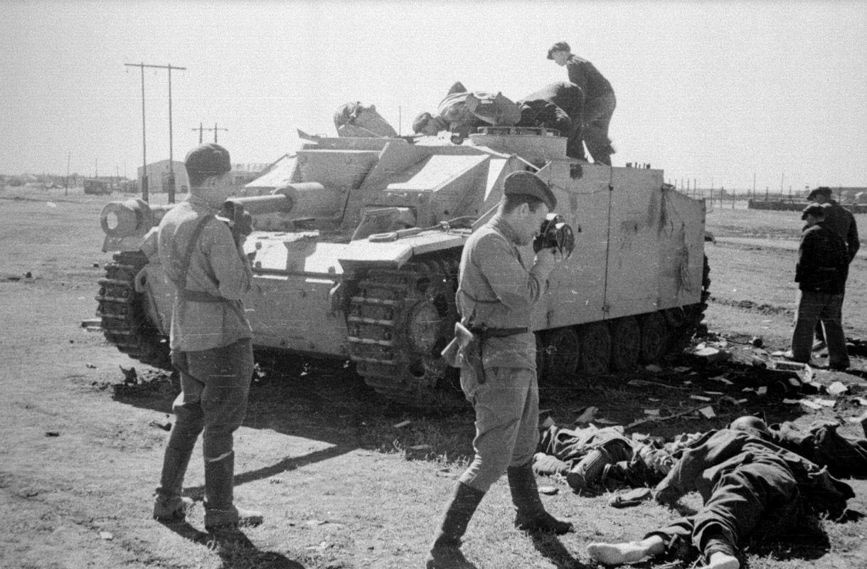 Из личного фотоархива: подбитые немецкие танки, 1944 год (18+)