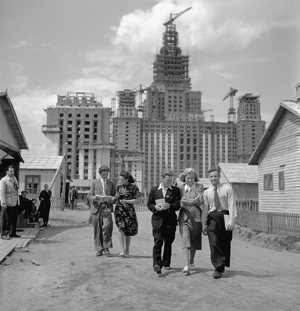 На стройках Москвы (1951)