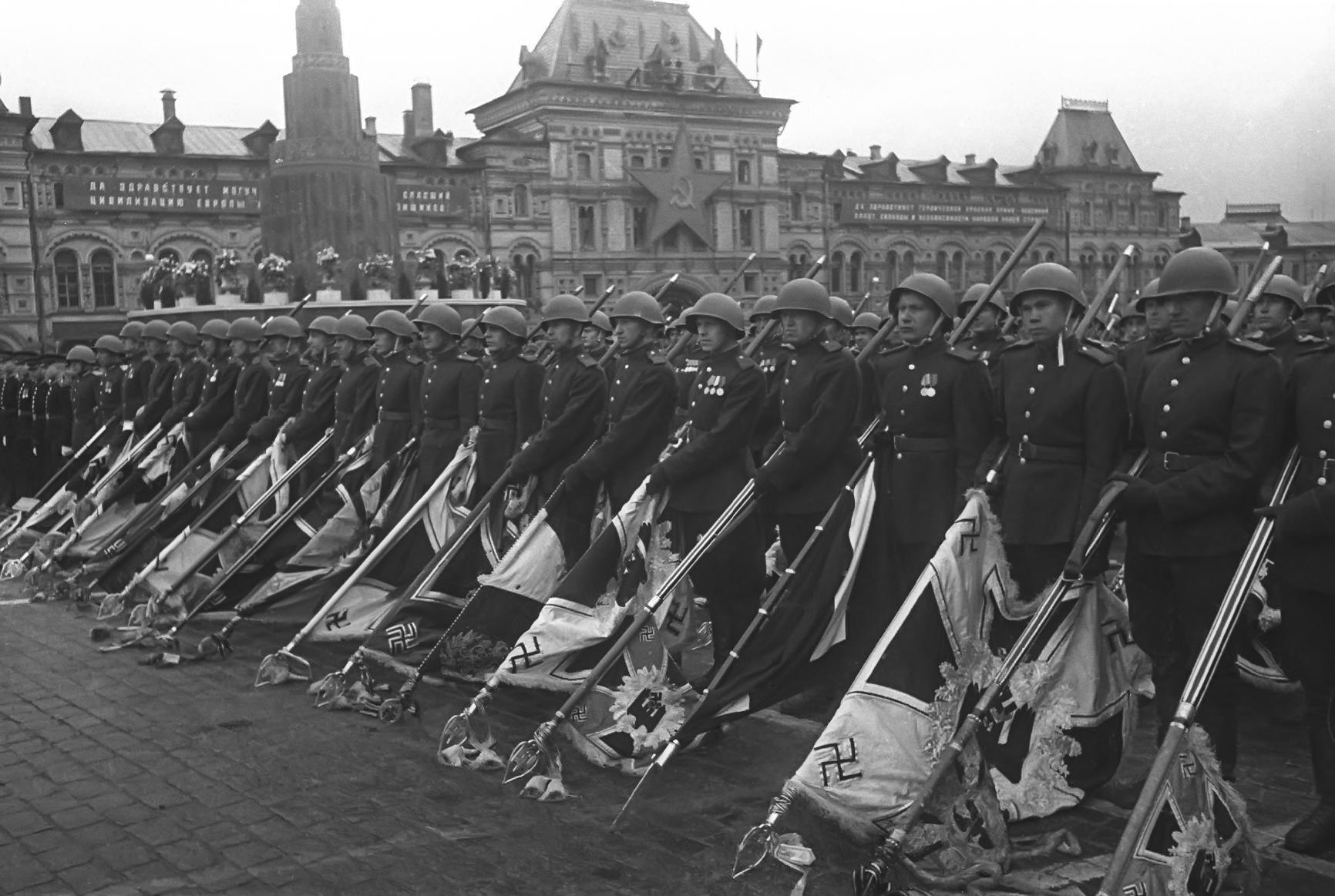 Парад Победы (чёрно-белый; редакция 1984 года) (1945)