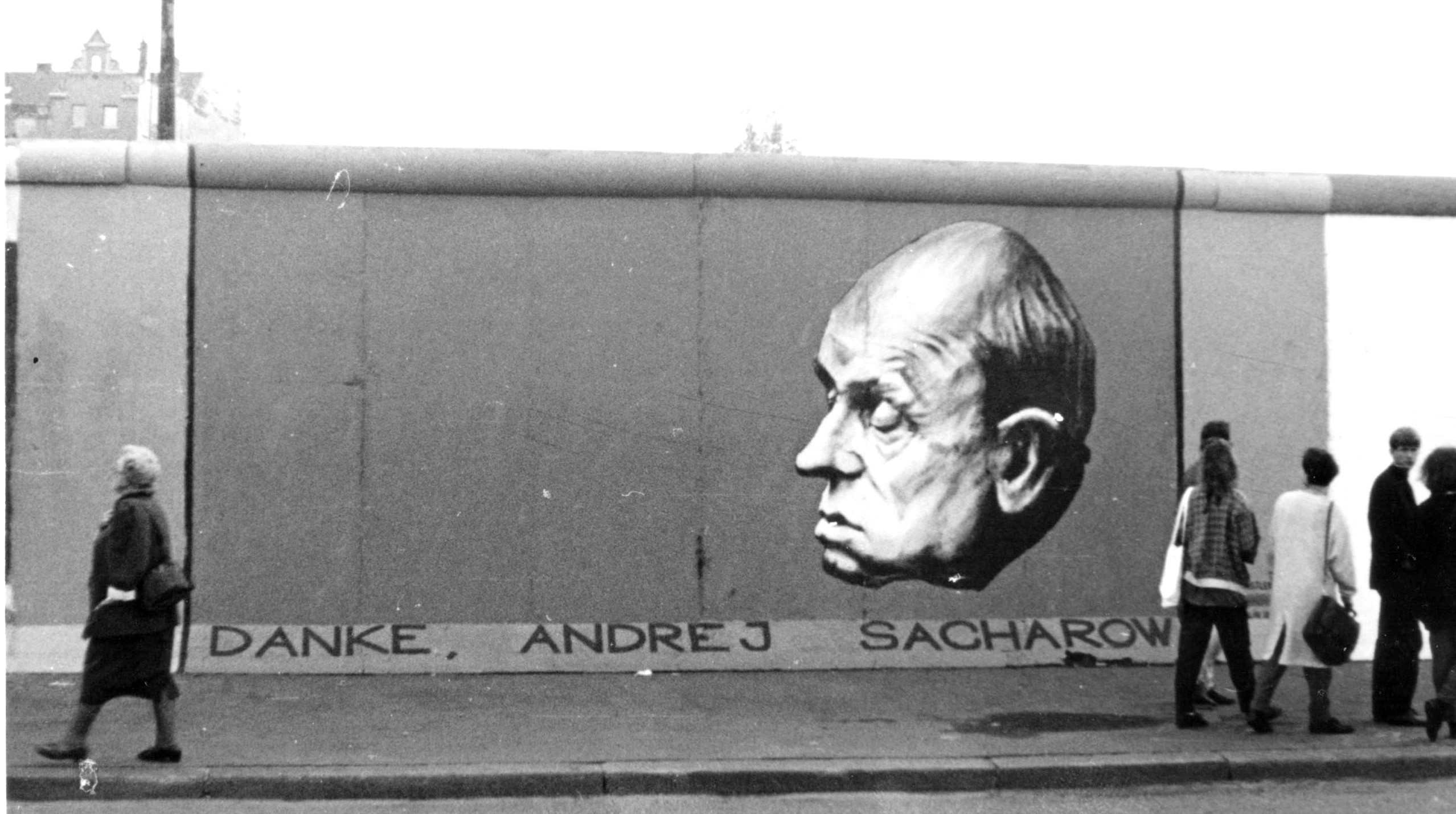 Политический обморок. 30 лет назад началось разрушение Берлинской стены
