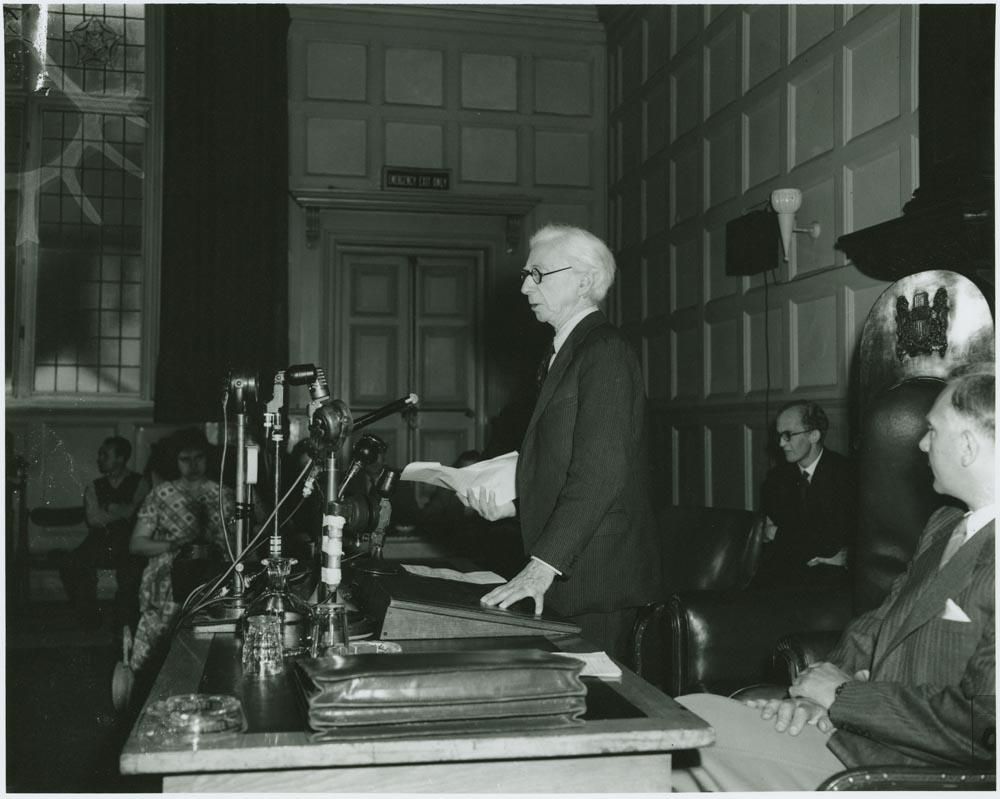 Лорд Бертран Рассел оглашает Манифест Рассела - Эйнштейна. Лондон, 9 июля 1955 года.
