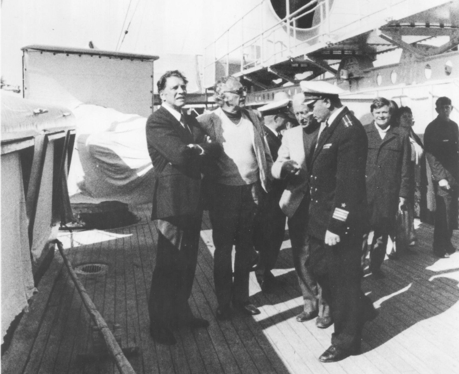 Берт Ланкастер, Исаак Кляйнерман и Роман Кармен на борту Крейсера АВРОРА в Ленинграде (ныне Санкт-Петербург). 1977 год.