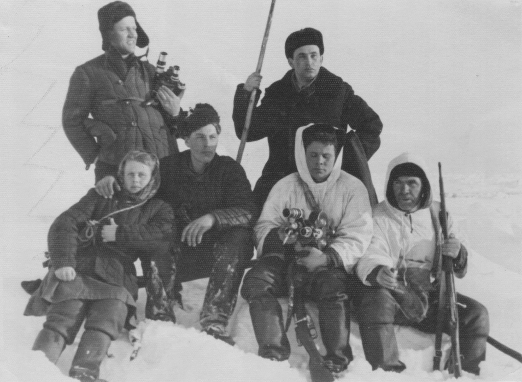 Съёмочная группа фильма ЗА МОРСКИМ ЗВЕРЕМ (1954) с охотниками-поморами. На фото (стоит справа): Леонид Браславский. Фото из личного архива Марины Браславской.
