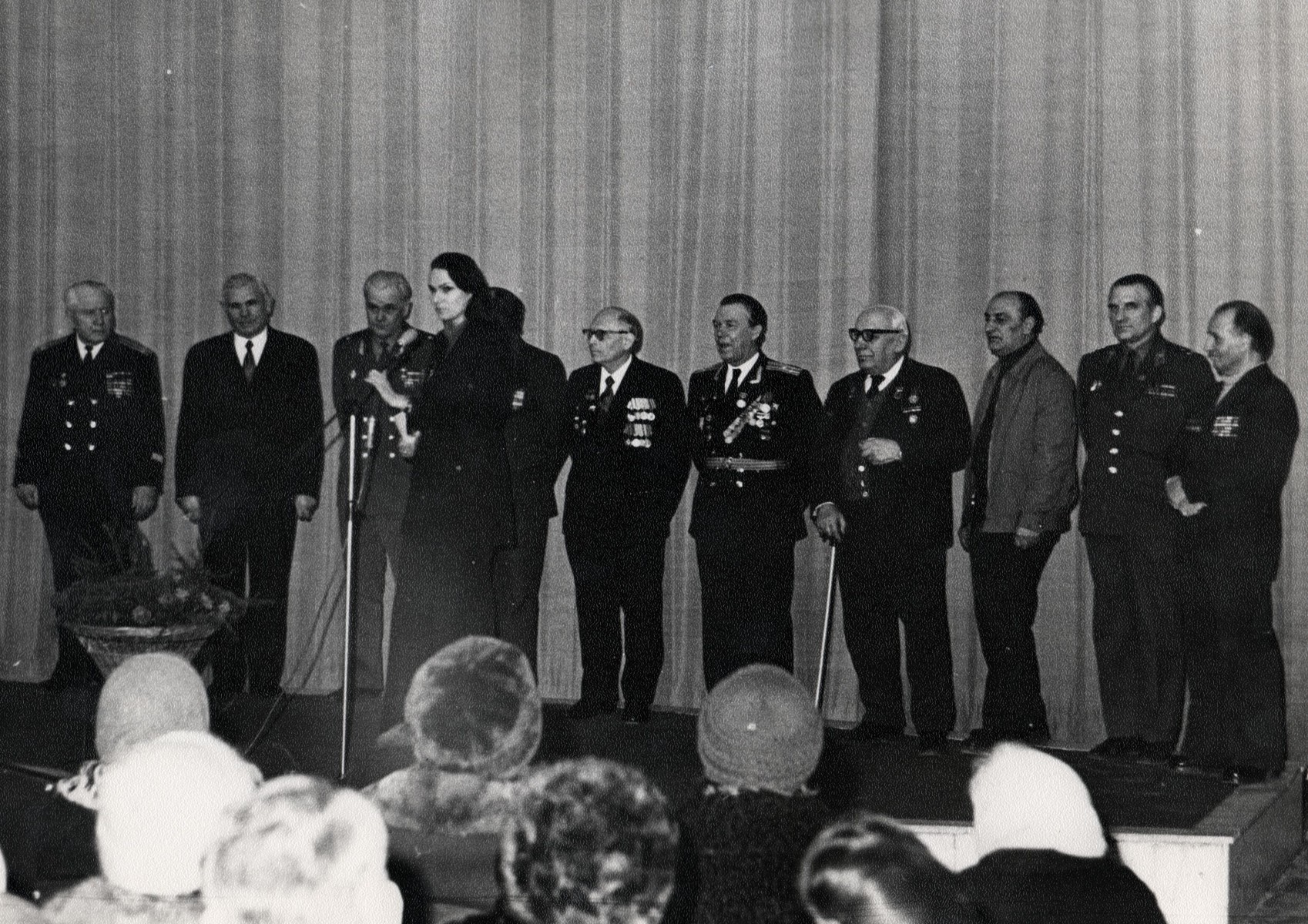 Встреча Д. Фирсовой с ветеранами великой Отечественной войны в кинотеарте РОССИЯ 23 февраля 1978 года. Фото из архива Д. Микоши (Фирсовой).