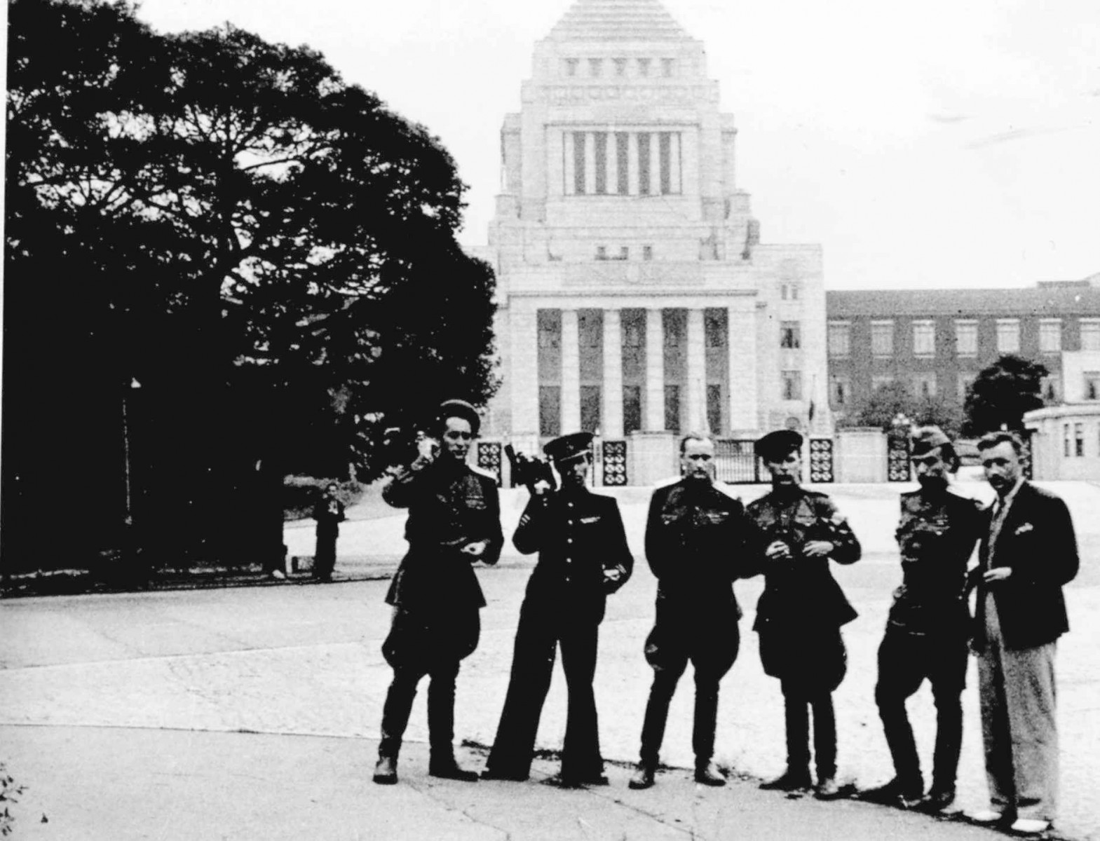 У здания парламента Японии в Токио. Сентябрь 1945 года.