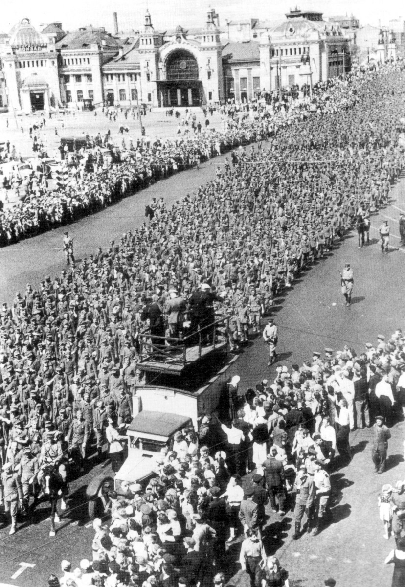 Конвоирование военнопленных. Площадь  Белорусского вокзала. 17 июня 1944 года. Фото: ГОСКАТАЛОГ.РФ.