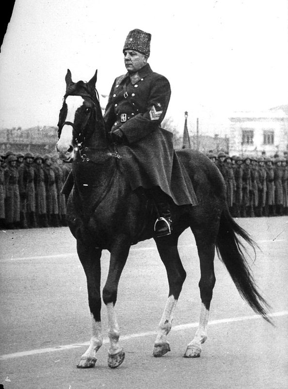 Маршал Клим Ворошилов принимает парад 7 ноября 1941 года. Фото: www.vkonline.ru
