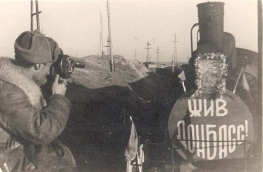 Фронтовой кинооператор Л.Б. Мазрухо снимает в освобожденном Донбассе. 1943 год. Источник фото: ГОСКАТАЛОГ.РФ № 10085064.