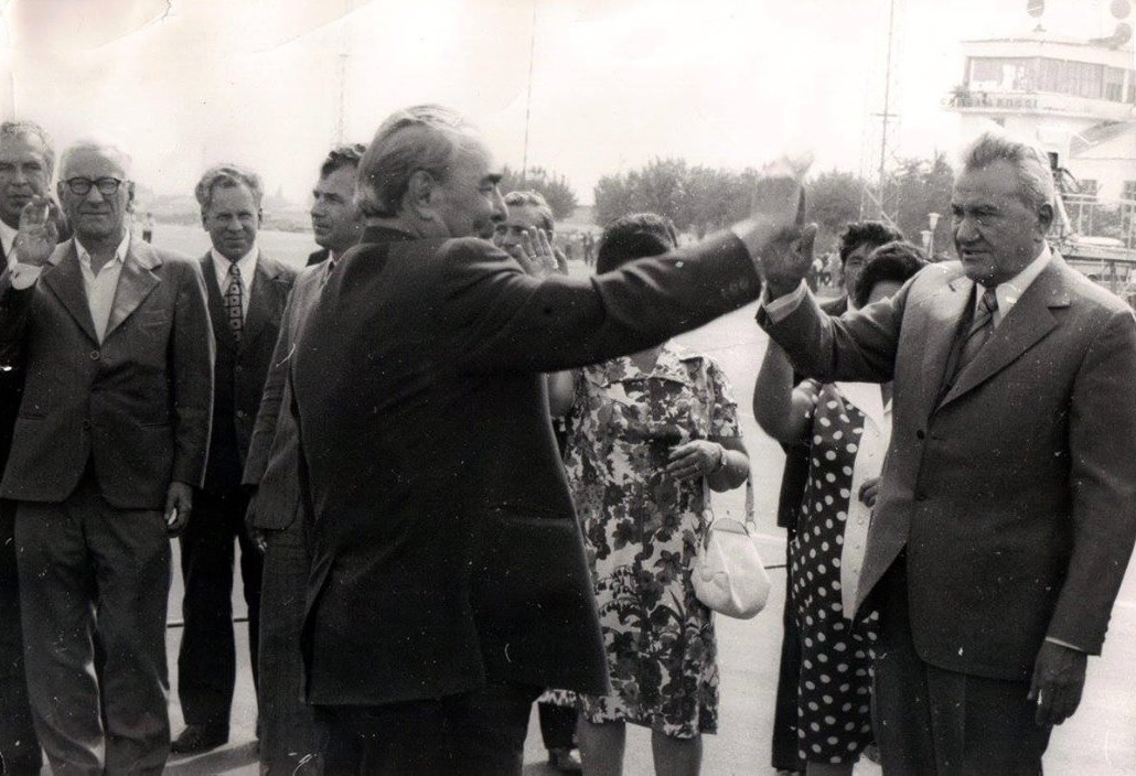 Евгений Андриканис (слева во втором ряду) во время поездки генерального секретаря по СССР тЛ.И. Брежнева. Фото из семейного архива Екатерины Андриканис.