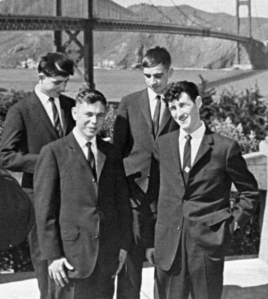 На фото: младший сержант Асхат Зиганшин (во втором ряду справа), Филипп Поплавский, Анатолий Крачковский и Иван Федотов в Сан-Франциско (США). Марта 1960 года. 
