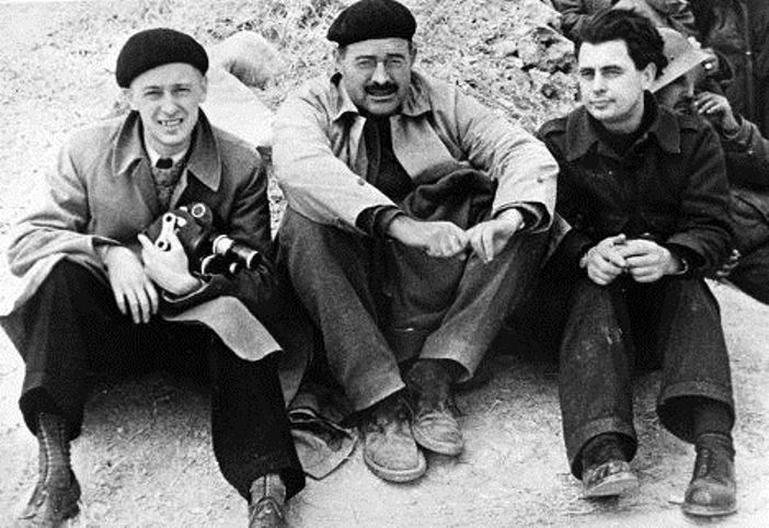 Роман Кармен, Эрнест Хэмингуэй и Йорис Ивенс на командном пункте 12-й интербригады во время боев на Хараме. 1937 год.