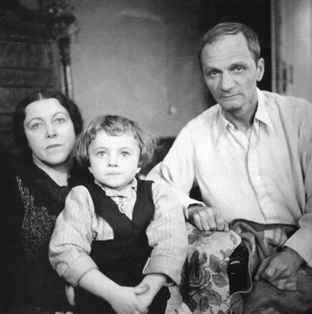 А.П. Платонов с женой и дочерью. 1950 год.