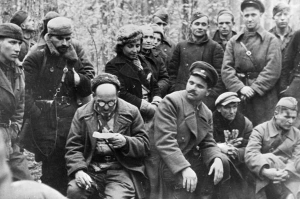 Партизанский отряд под руководством Сидора Ковпака (на фото сидит слева).