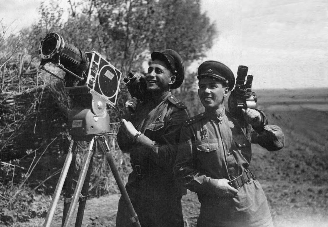Фронтовые кинооператоры (слева направо): М. Посельский, С. Гольбрих. Фото из семейного архива Ларисы Кучеровой (Гольбрих).