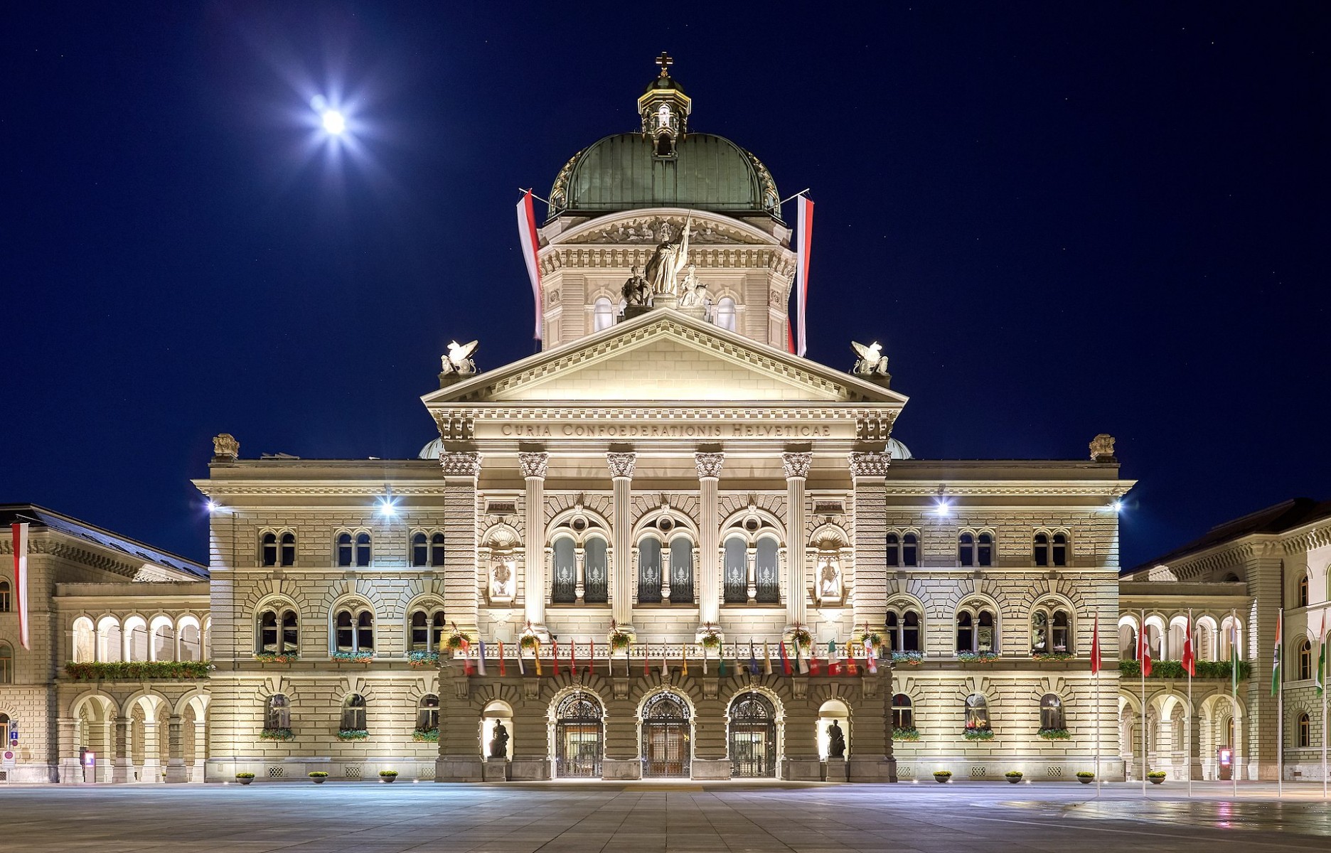 Федеральный дворец (парламент) в Берне. Северный фасад. 13 сентября 2019 года. Источник фото: Викисклад (Wikimedia Commons).