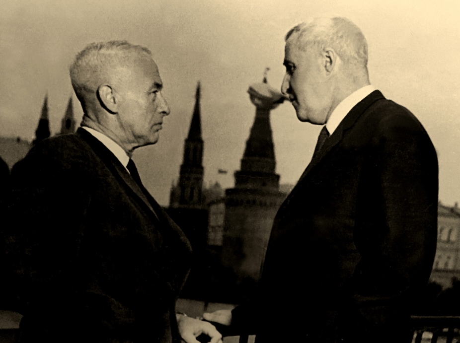Роман Кармен и Константин Симонов в гостинице «Москва». 1968 год. Фото из семейного архива Ирины Кононовой.