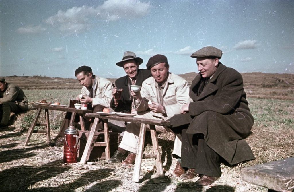 На фото (слева направо): операторы П. Касаткин, Н. Лыткин, В. Микоша, директор киногруппы М. Бессмертный. 1949 год, КНР. Источник: ГОСКАТАЛОГ.РФ.