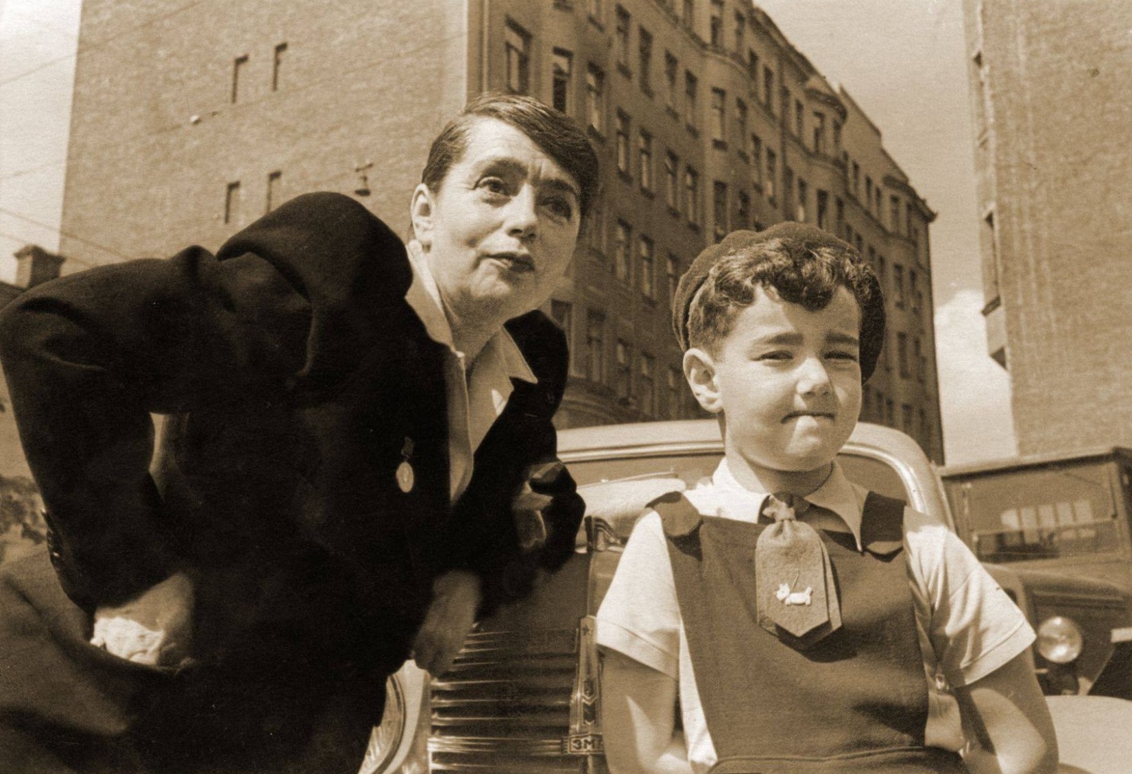 Л.И. Степанова с внуком Александром Рацимором. Лихов переулок, д. 6, ЦСДФ (май 1948 года). Фото из личного архива А.Е. Рацимора.