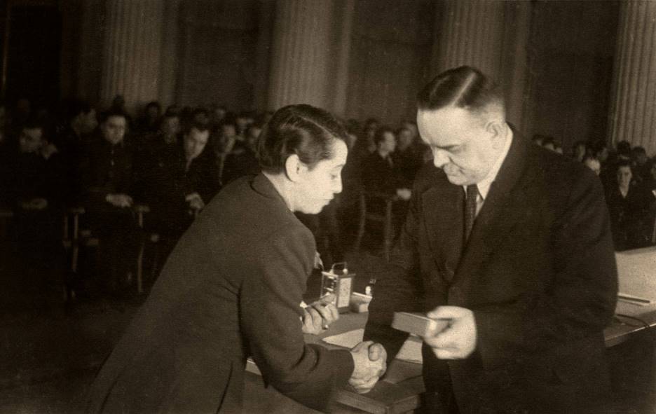Председатель Президиума Верховного Совета СССР Н.М. Шверник вручает лауреатскую медаль (1947 - 1948 гг.). Фото из личного архива А.Е. Рацимора.