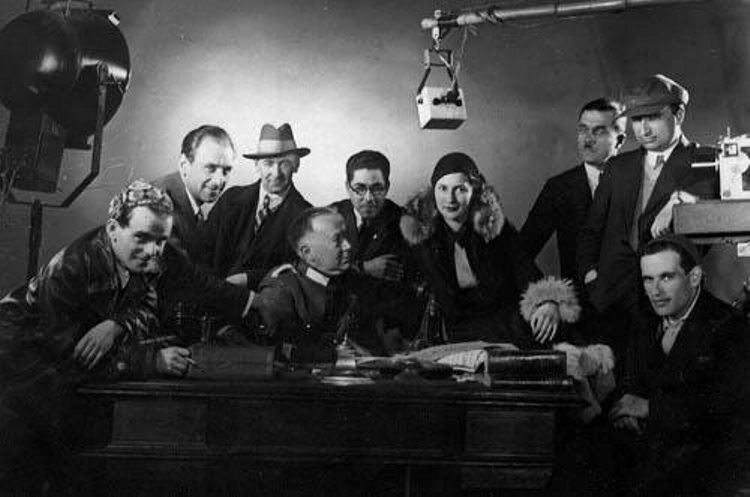 Члены съемочной группы (слева направо): Н. М. Лещенко, В. М. Петров, М. А. Доброва, Н .М. Мухачев, В. В. Горданов (стоит справа), Б. Г. Комм. Фильм: Беглец. 1932 год.