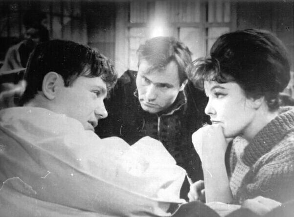 Рабочий момент съемок фильма «Живет такой парень» (1964). Сцена в больнице. На фото (слева направо): Л. Куравлев, В. Шукшин, Б. Ахмадулина. Источник: ГОСКАТАЛОГ.РФ № 18698802.