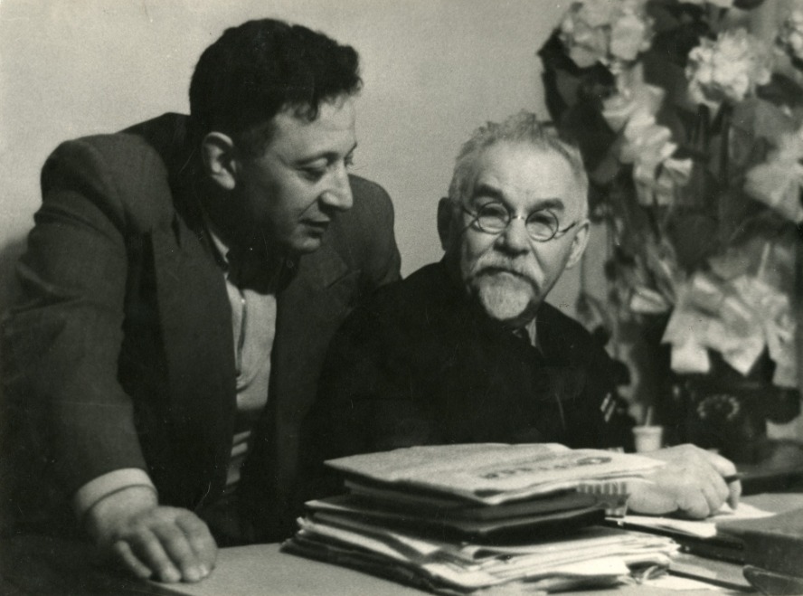 Г.И. Петровский и М.С. Рутэс в кабинете Петровского в Государственном музее революции СССР. 7 мая 1953 года. Источник фото: ГОСКАТАЛОГ.РФ (№ 18843720).