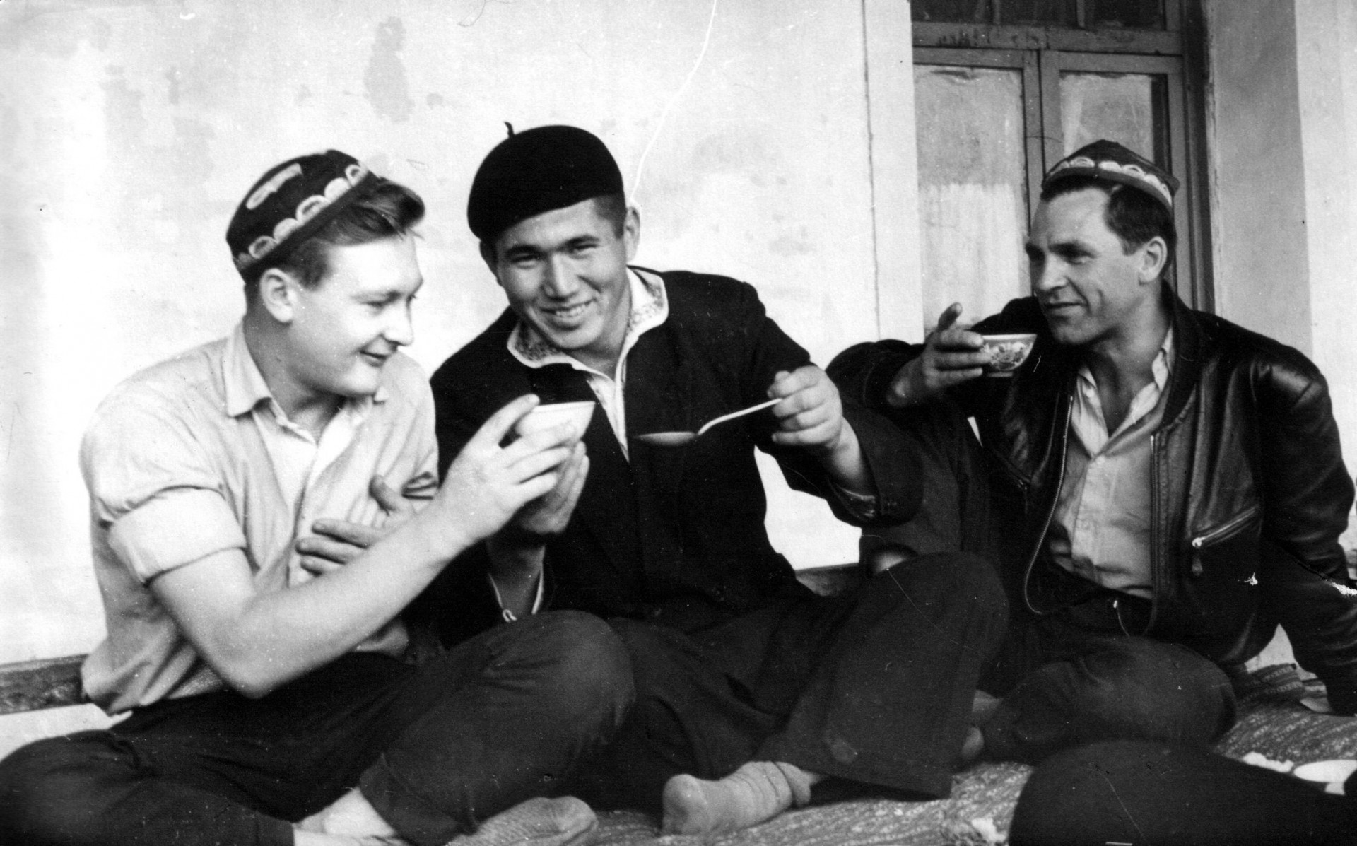 На фото: асс. оператора Валерий Никонов (слева) и оператор Георгий Земцов (справа). Узбекистан. 1960 год. Фото из личного архива Валерия Никонова.