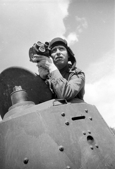 Александр Эльберт производит съемку боевой операции разведчиков. Действующая армия. 1943 год. Фото из частного архива.