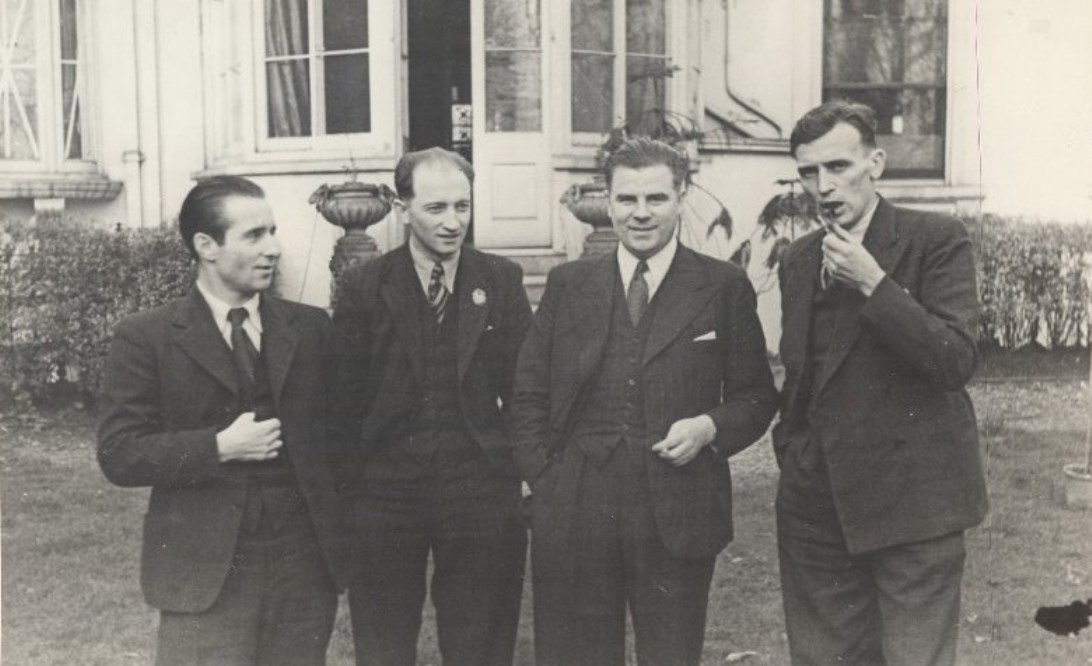В. Микоша, Р. Халушаков, П. Бригаднов и Н. Лыткин в Лондоне. 1943 год. Автор фото: оператор В. Соловьев. Источник фото: МАММ / МДФ.