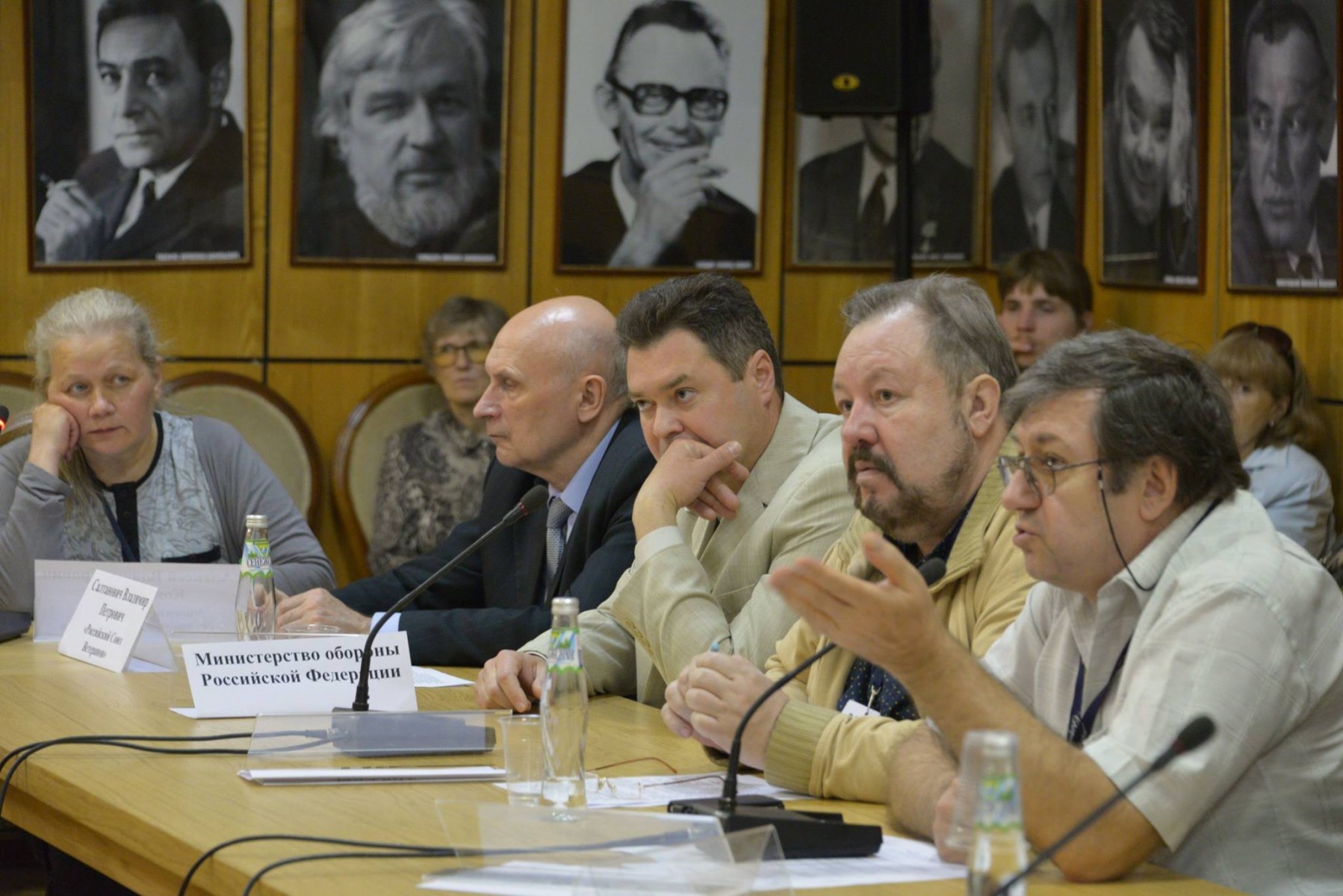 Киновед Николай Анатольевич Майоров (на фото справа).