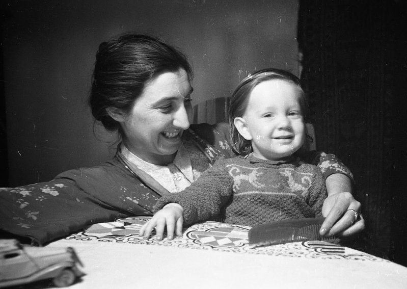 Зоя Матвеевна Микоша с сыном Владиком. 1948-1949 год. Источник: ГОСКАТАЛОГ.РФ № 19519190 (МАММ / МДФ).