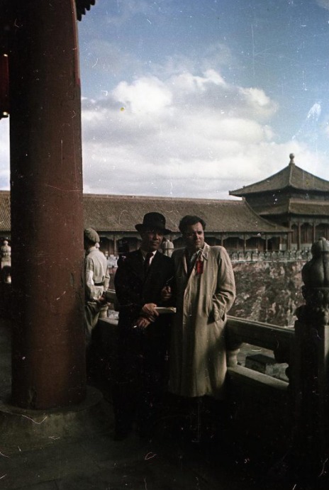 Режиссер Л. Варламов (справа на фото). КНР. 1949-1950 гг. Источник фото: ГОСКАТАЛОГ.РФ № 19519376 (МАММ / МДФ).
