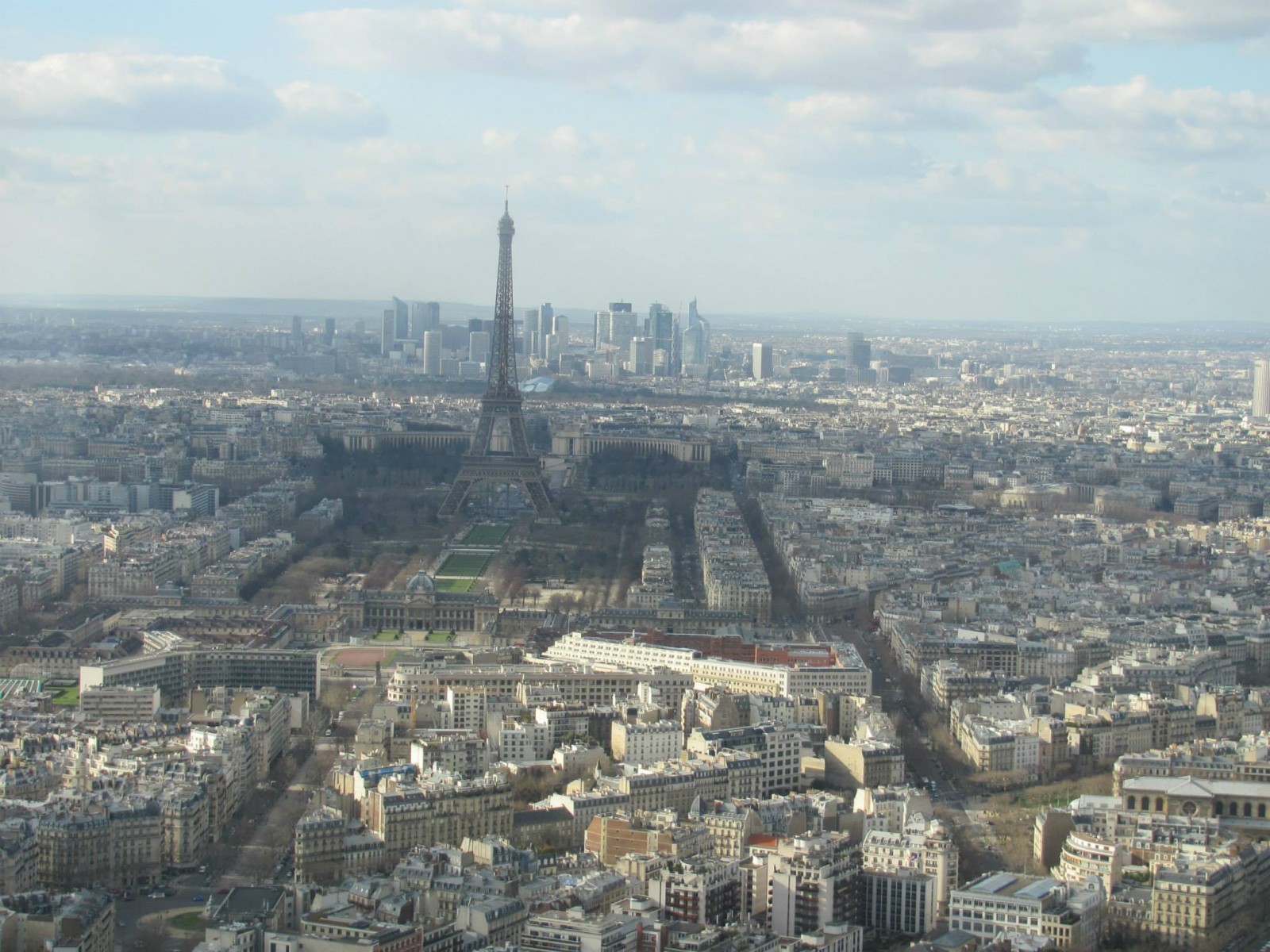 Вид на Эйфелеву башню со смотровой площадки на Монпарнасе. Фото: #МузейЦСДФ.