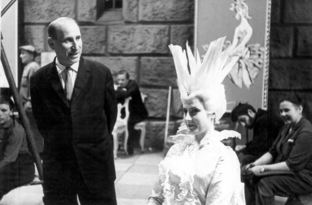 Иосиф Хмельницкий с актрисой С Наталией Климовой (в роли Снежной королевы) в павильоне «Ленфильма». 1966 год.